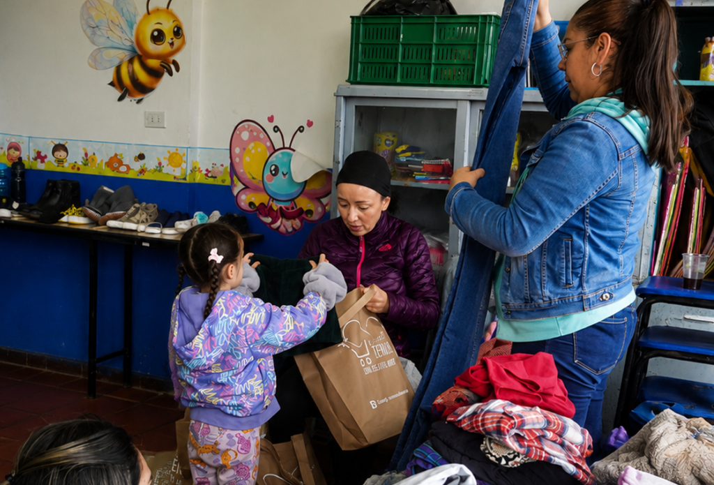 Persona realizando una donación solidaria para apoyar programas comunitarios de Fundación Conciencia del Amor